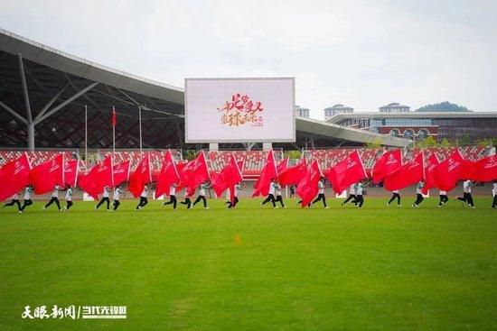 无所事事的哥哥为了争取家产而偷偷带走弟弟，弟弟的俄然消逝让两只忠犬发生了焦炙，在这个关头时刻，忠犬杜克凭仗矫捷、专业的技术奇妙的躲开坏人的监督并成功找到、解救了本身的小主人。尔后，别的一只忠犬雪狼也自动出击，共同火伴杜克一路智斗好处熏心的不良团伙